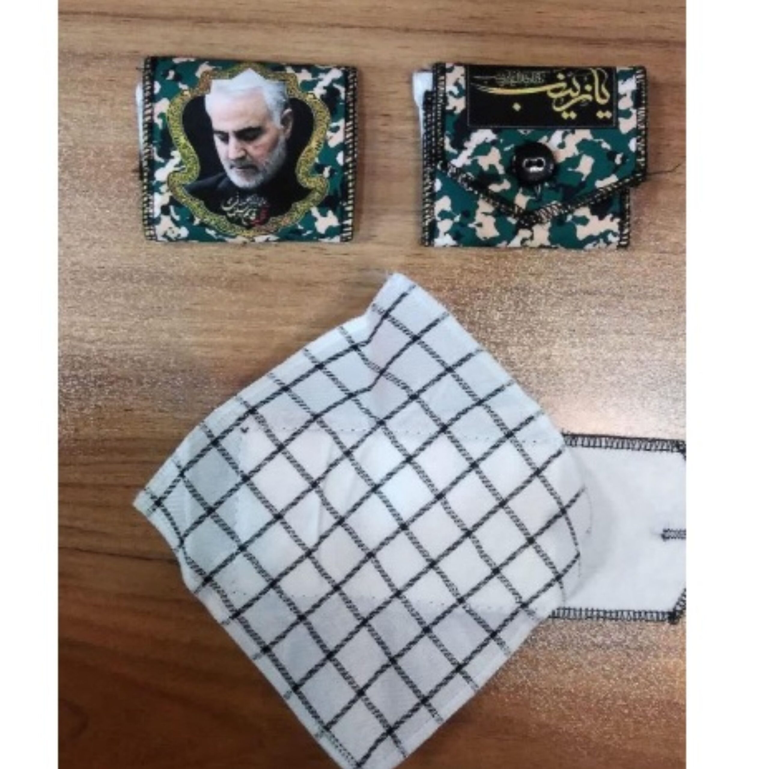 14r5hGISJzRm7KnEzHq8xkPBkTNhvimf2NXX7Tph.jpeg سجاده مخملی با طرح حاج قاسم سلیمانی - Image 1