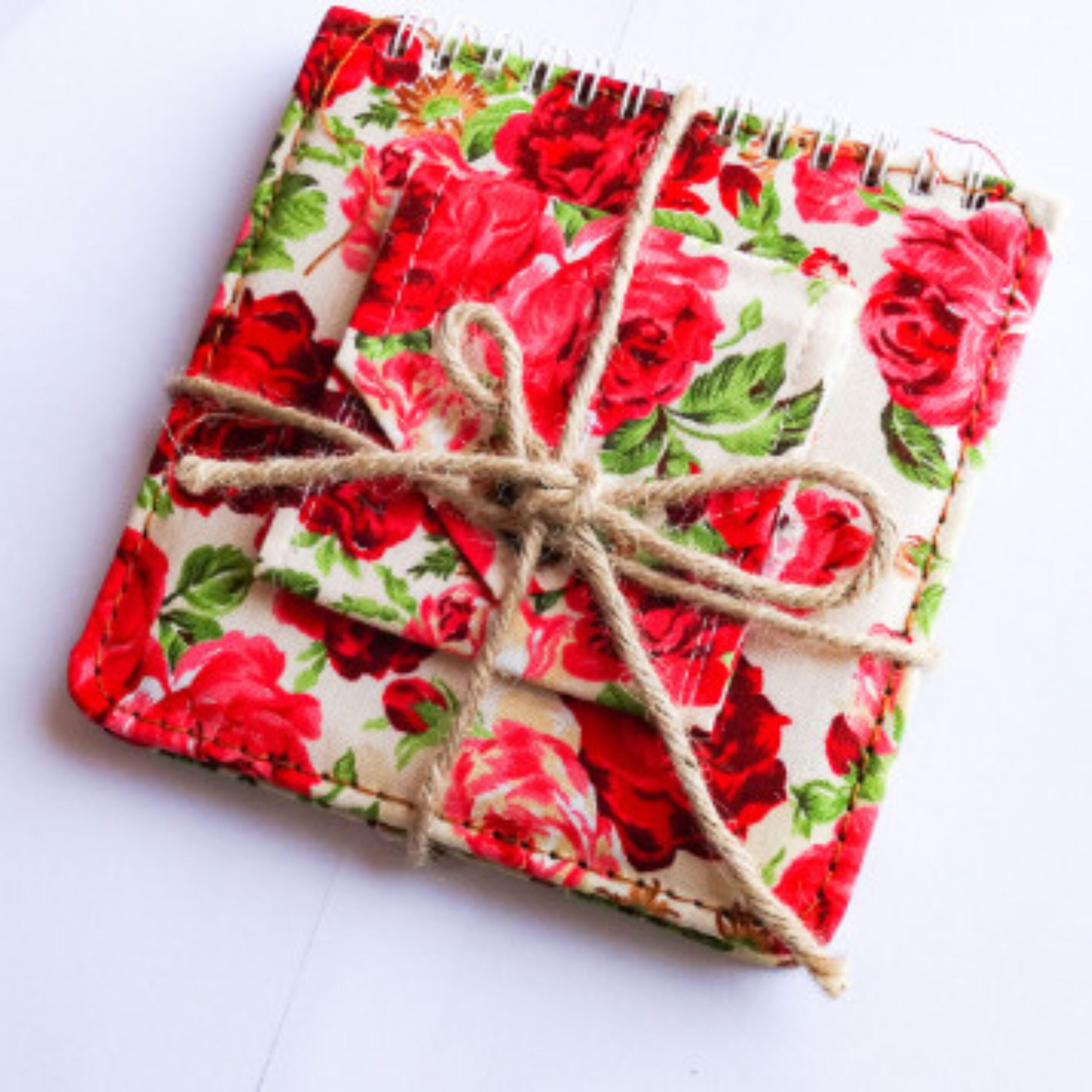 NirWLF5MqlSgNg4Sd2mJcPuM41vHAwzfIttys0wN.jpeg ست دفترچه یادداشت پارچه ای به همراه سجاده - Image 1