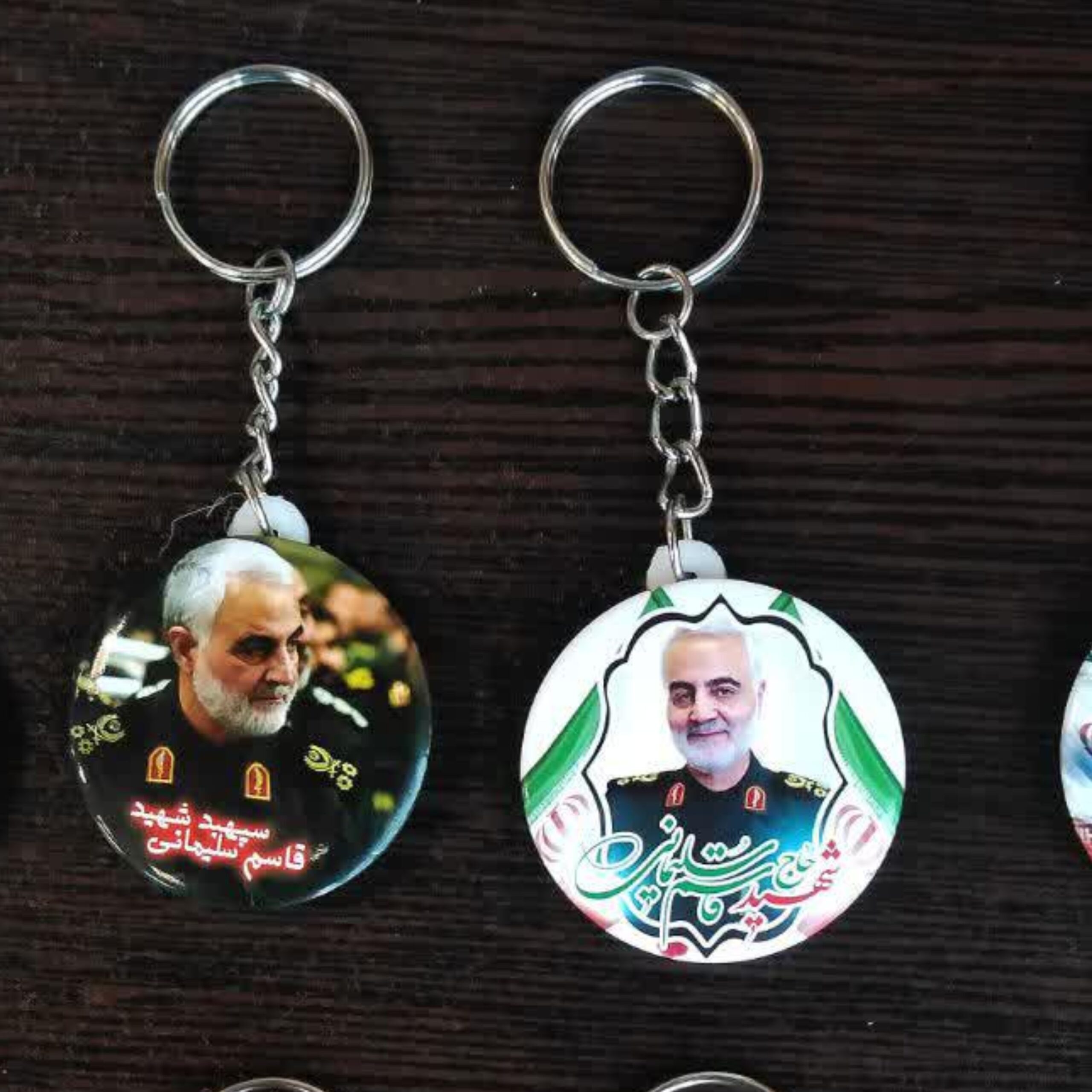 4EBKvpXuDgVXbQ2k7Tw9kkWHhDXNL1WP6dLVREB2.jpeg جاکلیدی حاج قاسم سلیمانی با طرح های متنوع از این شهید به صورت بسته 100 تایی - Image 1